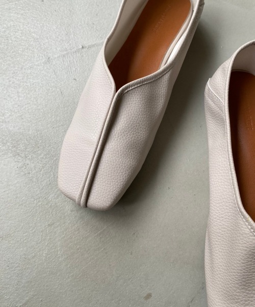 Aunt Marie's(アントマリーズ)の「パイピングフラットシューズ(バレエシューズ・レディース・ブラック/アイボリー/ボルドー/モカ・S/M/L/SMALL/MEDIUM/LARGE)」の1枚目の写真