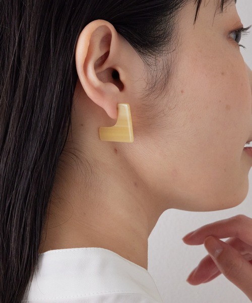 SALON adam et rope'(サロン アダム エ ロペ)の「アセチスクエアピアス(ピアス(両耳用)・レディース・ベージュ/パープル・FREE)」の1枚目の写真