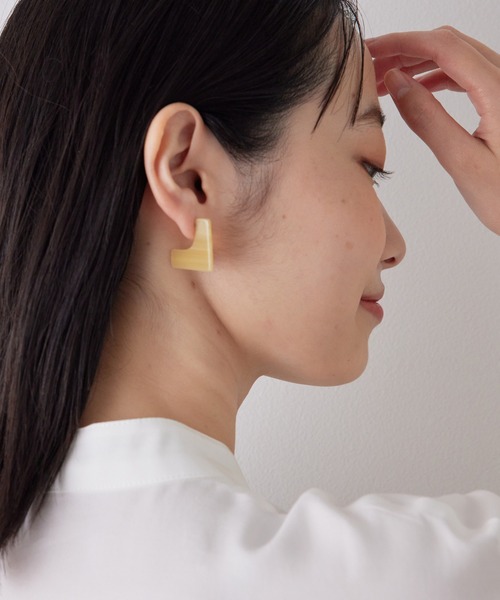 SALON adam et rope'(サロン アダム エ ロペ)の「アセチスクエアピアス(ピアス(両耳用)・レディース・ベージュ/パープル・FREE)」の5枚目の写真