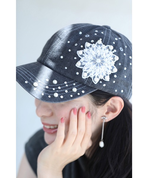 レースの花とパールを散りばめたデニム地キャップ レースの花とパールを散りばめたデニム地キャップ 帽子（キャップ