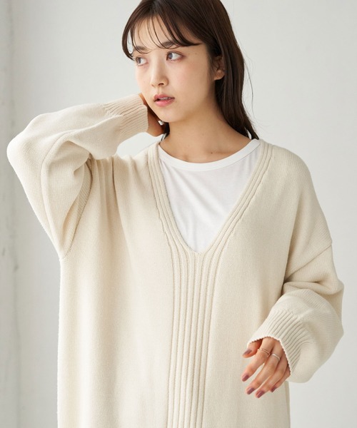 earth music&ecology（アースミュージックアンドエコロジー）の「【WEB限定】Vネックロングニットワンピース ＊（ワンピース・レディース・ライトグレー/グレー/グリーン/アイボリー・FREE）」の2枚目の写真