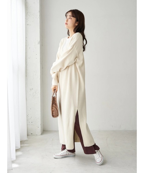 earth music&ecology（アースミュージックアンドエコロジー）の「【WEB限定】Vネックロングニットワンピース ＊（ワンピース・レディース・ライトグレー/グレー/グリーン/アイボリー・FREE）」の17枚目の写真