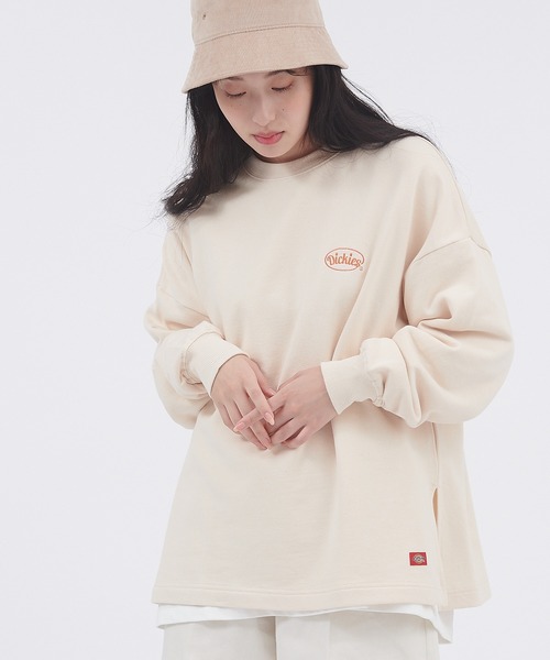 Dickies(ディッキーズ)の「Dickies/ディッキーズ 刺繍ロゴ裏毛クルーネック/バックプリント 長袖カットソー スリット チュニック(Tシャツ/カットソー・レディース・グリーン/ブラック系その他/オフホワイト/ブラック/ホワイト系その他/グリーン系その他・M/L)」の2枚目の写真
