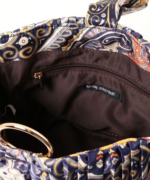 NATURAL BEAUTY BASIC(ナチュラルビューティーベーシック)の「プリーツワンハンドルミニBag(ショルダーバッグ・レディース・レッド/ダークブルー・フリ-)」の5枚目の写真