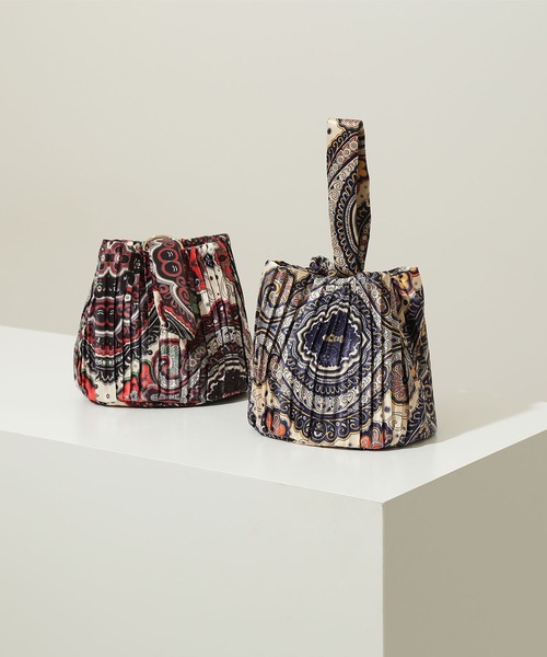 NATURAL BEAUTY BASIC(ナチュラルビューティーベーシック)の「プリーツワンハンドルミニBag(ショルダーバッグ・レディース・レッド/ダークブルー・フリ-)」の2枚目の写真