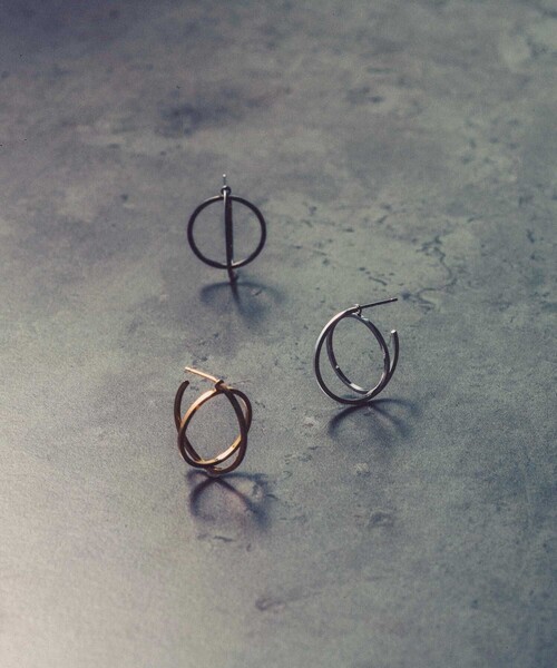 and cloud(アンドクラウド)の「2way Planet Charm Hoop Pierce / Single(ピアス(片耳用)・レディース・ブラック/シルバー/イエローゴールド・FREE)」の2枚目の写真