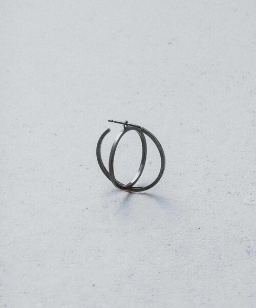 and cloud(アンドクラウド)の「2way Planet Charm Hoop Pierce / Single(ピアス(片耳用)・レディース・ブラック/シルバー/イエローゴールド・FREE)」の1枚目の写真