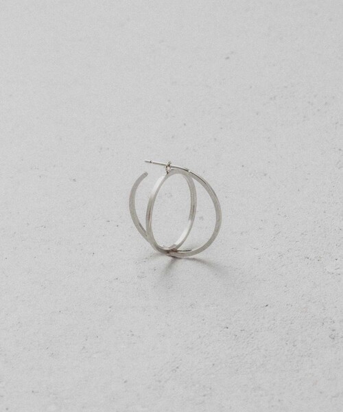 and cloud(アンドクラウド)の「2way Planet Charm Hoop Pierce / Single(ピアス(片耳用)・レディース・ブラック/シルバー/イエローゴールド・FREE)」の4枚目の写真