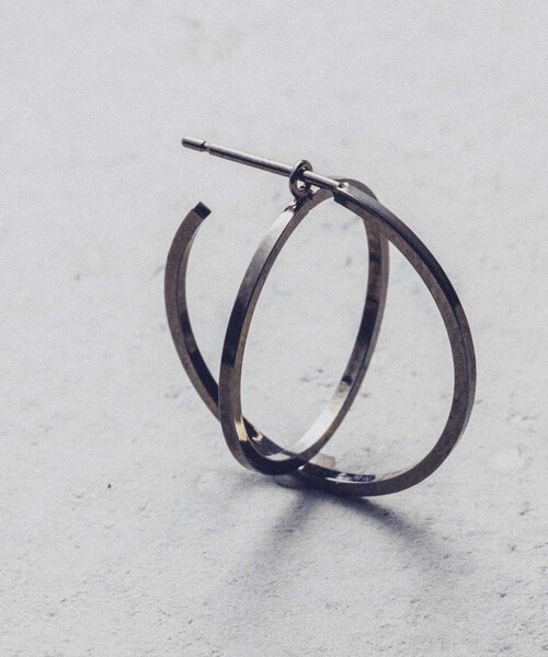 and cloud(アンドクラウド)の「2way Planet Charm Hoop Pierce / Single(ピアス(片耳用)・レディース・ブラック/シルバー/イエローゴールド・FREE)」の5枚目の写真