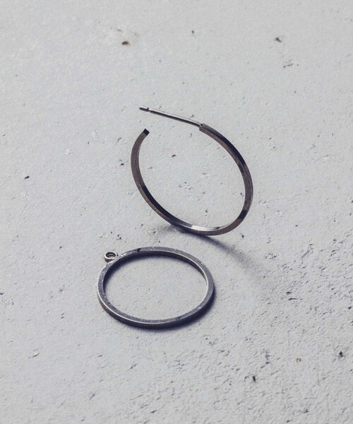 and cloud(アンドクラウド)の「2way Planet Charm Hoop Pierce / Single(ピアス(片耳用)・レディース・ブラック/シルバー/イエローゴールド・FREE)」の6枚目の写真