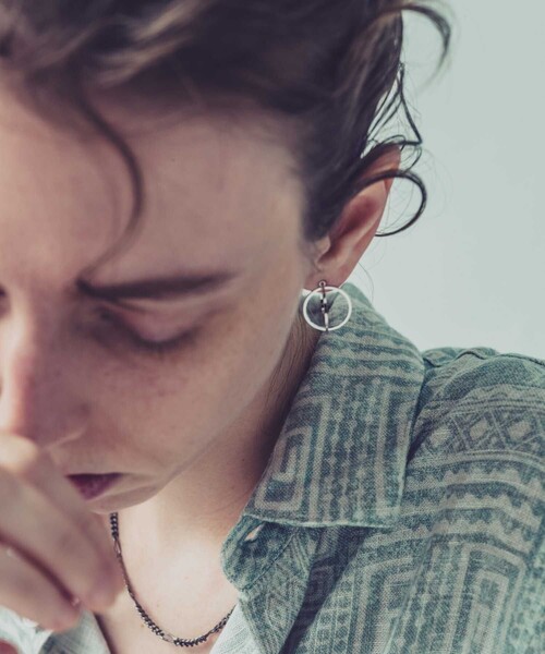 and cloud(アンドクラウド)の「2way Planet Charm Hoop Pierce / Single(ピアス(片耳用)・レディース・ブラック/シルバー/イエローゴールド・FREE)」の8枚目の写真