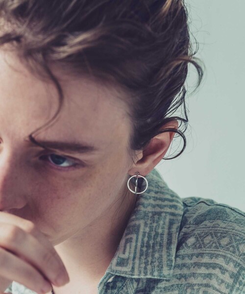 and cloud(アンドクラウド)の「2way Planet Charm Hoop Pierce / Single(ピアス(片耳用)・レディース・ブラック/シルバー/イエローゴールド・FREE)」の9枚目の写真