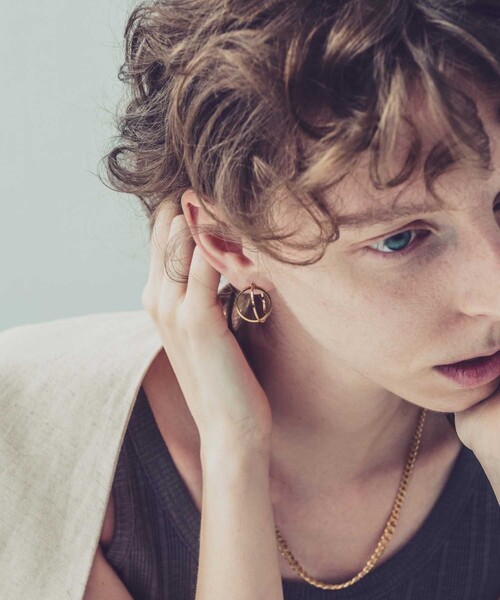 and cloud(アンドクラウド)の「2way Planet Charm Hoop Pierce / Single(ピアス(片耳用)・レディース・ブラック/シルバー/イエローゴールド・FREE)」の11枚目の写真