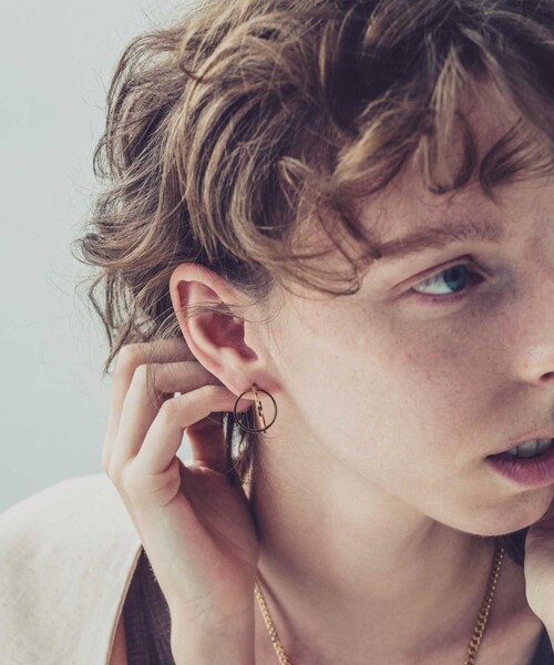 and cloud(アンドクラウド)の「2way Planet Charm Hoop Pierce / Single(ピアス(片耳用)・レディース・ブラック/シルバー/イエローゴールド・FREE)」の12枚目の写真