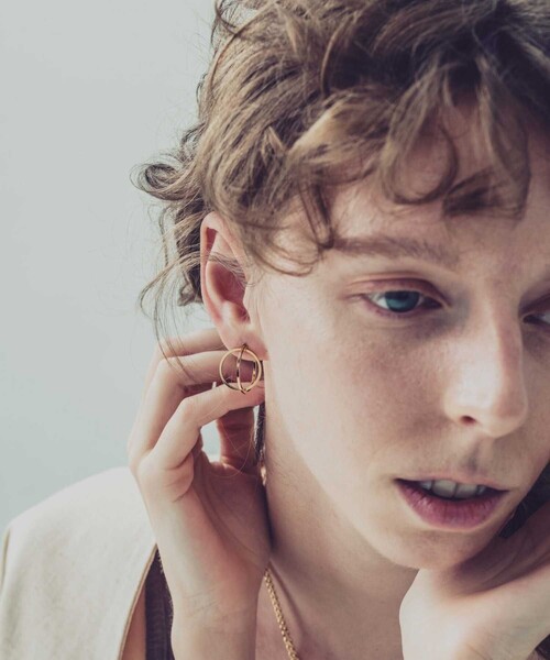 and cloud(アンドクラウド)の「2way Planet Charm Hoop Pierce / Single(ピアス(片耳用)・レディース・ブラック/シルバー/イエローゴールド・FREE)」の3枚目の写真