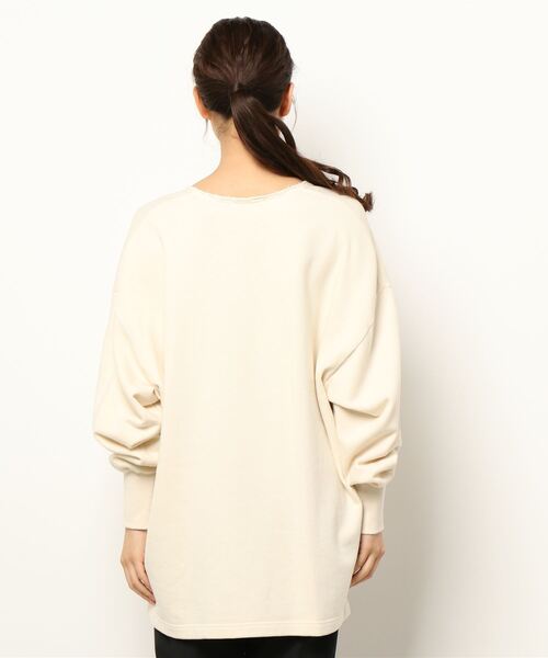 OUVRAGE CLASSE(ウヴラージュクラス)の「ディープVネックプルオーバー(スウェット・レディース・チャコールグレー/アイボリー・FREE)」の4枚目の写真