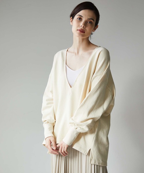 OUVRAGE CLASSE(ウヴラージュクラス)の「ディープVネックプルオーバー(スウェット・レディース・チャコールグレー/アイボリー・FREE)」の1枚目の写真