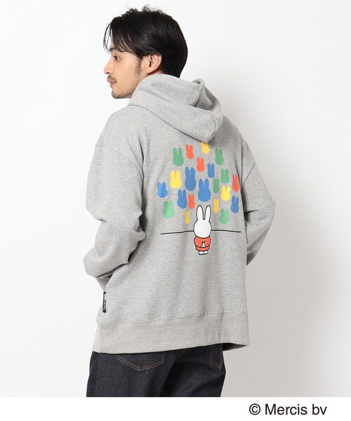 BASECONTROL(ベースコントロール)の「◆miffy ミッフィー / バックグラフィック 裏毛フーディー(パーカー・メンズ・ブラック/グレー/アイボリー・02/03/04)」の3枚目の写真