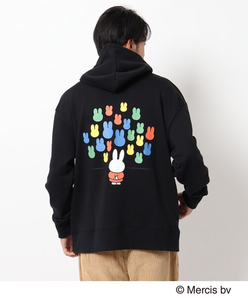 BASECONTROL(ベースコントロール)の「◆miffy ミッフィー / バックグラフィック 裏毛フーディー(パーカー・メンズ・ブラック/グレー/アイボリー・02/03/04)」の2枚目の写真