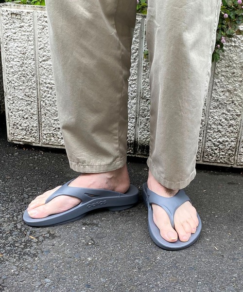 OOFOS（ウーフォス）の「【OOFOS】Ooriginal（サンダル・メンズ・ブラック/ベージュ/グレー/アイボリー・24/25/26/27）」の4枚目の写真