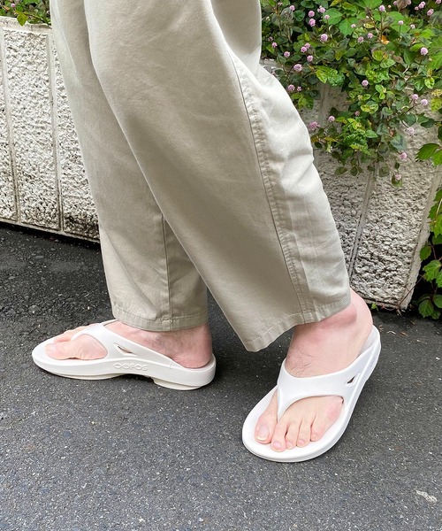 OOFOS（ウーフォス）の「【OOFOS】Ooriginal（サンダル・メンズ・ブラック/ベージュ/グレー/アイボリー・24/25/26/27）」の2枚目の写真