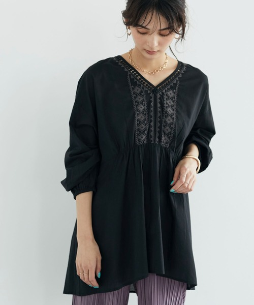 CRAFT STANDARD BOUTIQUE(クラフトスタンダードブティック)の「ネックフロント刺繍チュニック *◆(シャツ/ブラウス・レディース・オフホワイト/ブラック・FREE)」の2枚目の写真