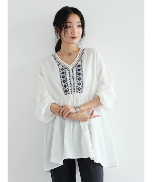 CRAFT STANDARD BOUTIQUE(クラフトスタンダードブティック)の「ネックフロント刺繍チュニック *◆(シャツ/ブラウス・レディース・オフホワイト/ブラック・FREE)」の8枚目の写真