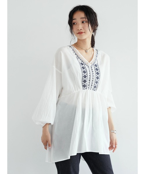 CRAFT STANDARD BOUTIQUE(クラフトスタンダードブティック)の「ネックフロント刺繍チュニック *◆(シャツ/ブラウス・レディース・オフホワイト/ブラック・FREE)」の3枚目の写真