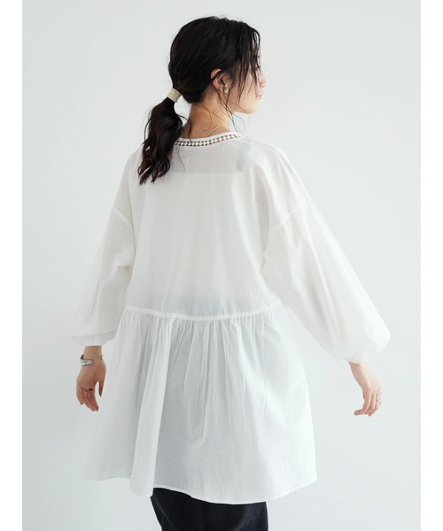 CRAFT STANDARD BOUTIQUE(クラフトスタンダードブティック)の「ネックフロント刺繍チュニック *◆(シャツ/ブラウス・レディース・オフホワイト/ブラック・FREE)」の6枚目の写真