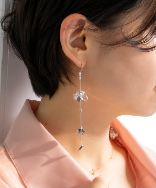 RANDA（ランダ）の「フラワーペタルアシメピアス（ピアス（両耳用）・レディース・ゴールド/シルバー・FREE）」の4枚目の写真