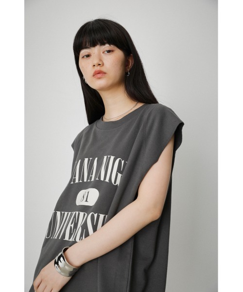 AZUL by moussy（アズールバイマウジー）の「COLLEGE PRINT SLEEVELESS TOPS/カレッジプリントスリーブレストップス（タンクトップ・レディース・チャコールグレー/ベージュ/杢グレー・FREE）」の2枚目の写真