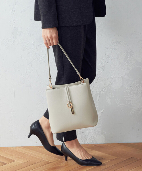 MONO　COMME CA（モノコムサ）の「ロゴプレートミニバッグ（ハンドバッグ・レディース・ブラック/モカ/グレイッシュベージュ・FREE）」の12枚目の写真