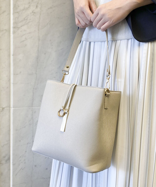 MONO　COMME CA（モノコムサ）の「ロゴプレートミニバッグ（ハンドバッグ・レディース・ブラック/モカ/グレイッシュベージュ・FREE）」の13枚目の写真