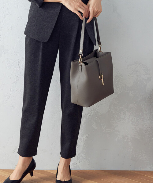 MONO　COMME CA（モノコムサ）の「ロゴプレートミニバッグ（ハンドバッグ・レディース・ブラック/モカ/グレイッシュベージュ・FREE）」の16枚目の写真