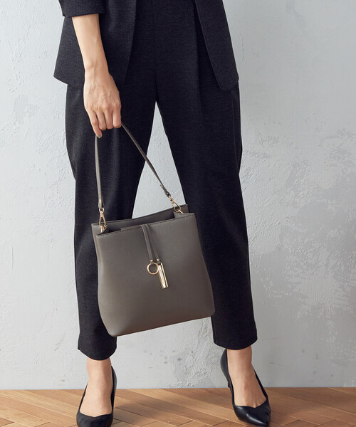 MONO　COMME CA（モノコムサ）の「ロゴプレートミニバッグ（ハンドバッグ・レディース・ブラック/モカ/グレイッシュベージュ・FREE）」の17枚目の写真