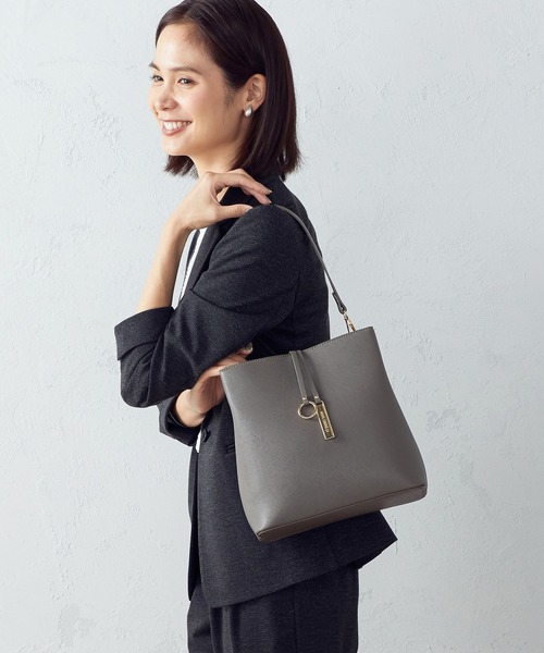 MONO　COMME CA（モノコムサ）の「ロゴプレートミニバッグ（ハンドバッグ・レディース・ブラック/モカ/グレイッシュベージュ・FREE）」の3枚目の写真