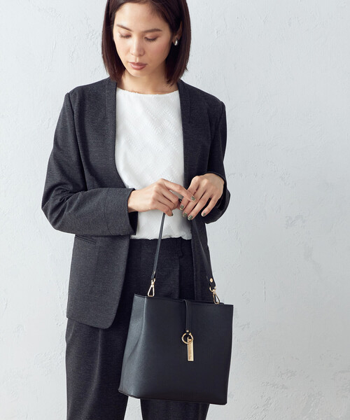 MONO　COMME CA（モノコムサ）の「ロゴプレートミニバッグ（ハンドバッグ・レディース・ブラック/モカ/グレイッシュベージュ・FREE）」の4枚目の写真