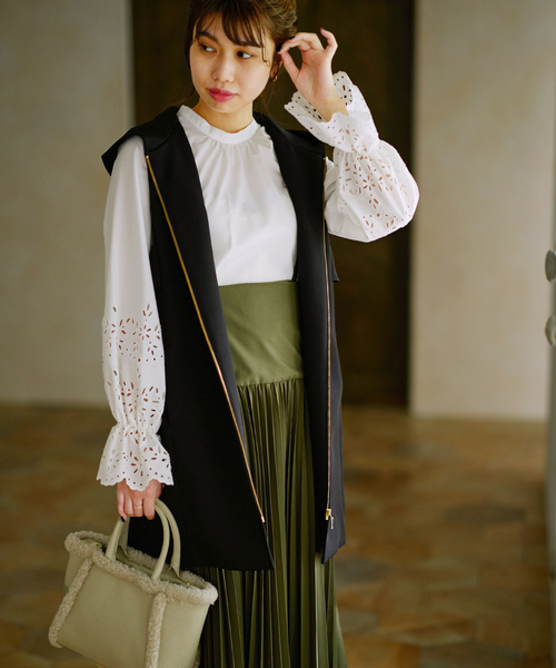 La TOTALITE（ラトータリテ）の「エンブロイダリースリーブブラウス（シャツ/ブラウス・レディース・ホワイト/ブラック系その他・FREE）」の3枚目の写真