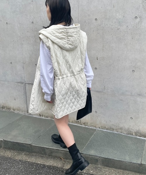 d.i.a ホワイトフード付きキルティングベスト Kastane（カスタネ）の「【2022AWカタログ掲載】フード付き