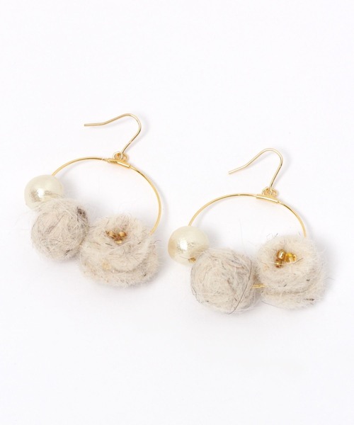 studio CLIP（スタディオクリップ）の「フェルト×コットンパールフックピアス（ピアス（両耳用）・レディース・マスタード/カーキ/アイボリー・FREE）」の2枚目の写真