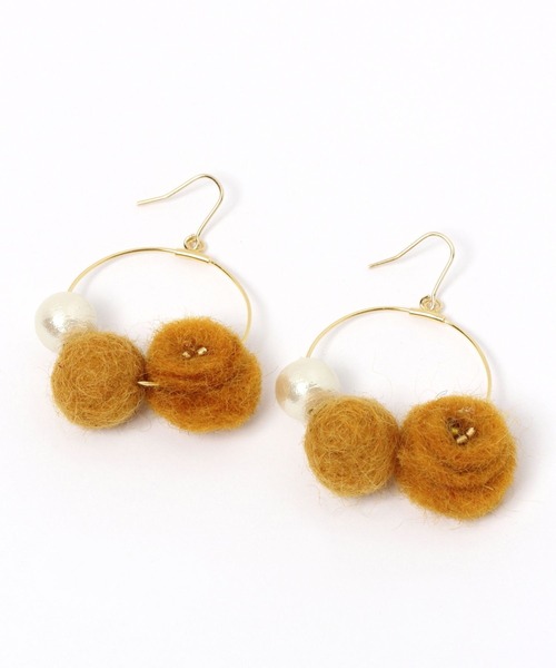 studio CLIP（スタディオクリップ）の「フェルト×コットンパールフックピアス（ピアス（両耳用）・レディース・マスタード/カーキ/アイボリー・FREE）」の3枚目の写真
