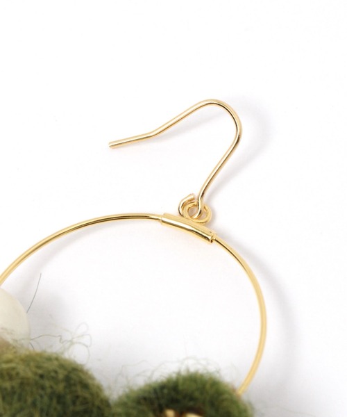 studio CLIP（スタディオクリップ）の「フェルト×コットンパールフックピアス（ピアス（両耳用）・レディース・マスタード/カーキ/アイボリー・FREE）」の4枚目の写真