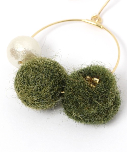 studio CLIP（スタディオクリップ）の「フェルト×コットンパールフックピアス（ピアス（両耳用）・レディース・マスタード/カーキ/アイボリー・FREE）」の5枚目の写真