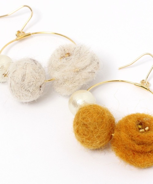 studio CLIP（スタディオクリップ）の「フェルト×コットンパールフックピアス（ピアス（両耳用）・レディース・マスタード/カーキ/アイボリー・FREE）」の6枚目の写真