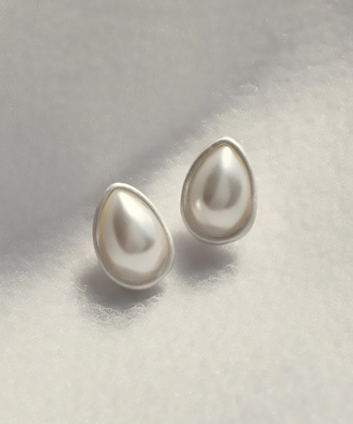 GOLDY(ゴールディ)の「【GOLDY】パール × メタル ドロップ シェイプ ピアス / 1221109 ※(ピアス(両耳用)・レディース・ゴールド/シルバー系その他/シルバー/ゴールド系その他2・FREE)」の1枚目の写真
