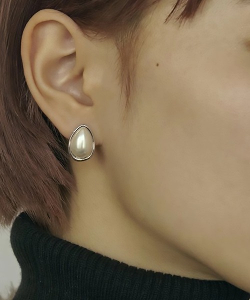 GOLDY(ゴールディ)の「【GOLDY】パール × メタル ドロップ シェイプ ピアス / 1221109 ※(ピアス(両耳用)・レディース・ゴールド/シルバー系その他/シルバー/ゴールド系その他2・FREE)」の2枚目の写真