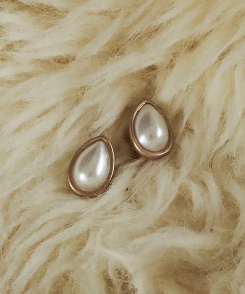 GOLDY(ゴールディ)の「【GOLDY】パール × メタル ドロップ シェイプ ピアス / 1221109 ※(ピアス(両耳用)・レディース・ゴールド/シルバー系その他/シルバー/ゴールド系その他2・FREE)」の4枚目の写真
