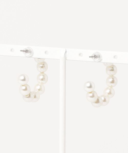 Shelly island(シェリーアイランド)の「パールフープピアス(ピアス(両耳用)・レディース・ホワイト・FREE)」の2枚目の写真