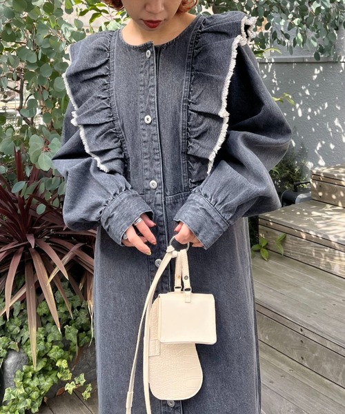 CIAOPANIC（チャオパニック）の「フリルデニムワンピース/コートワンピース（ワンピース・レディース・ブラック/ブルー・FREE）」の4枚目の写真