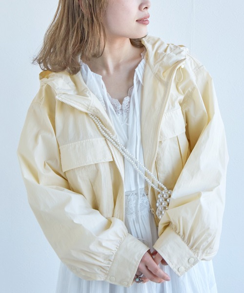 w closet（ダブルクローゼット）の「ショート丈ギャザーアノラックパーカー（マウンテンパーカー・レディース・ライム/ライトブルー/オフホワイト・FREE）」の2枚目の写真